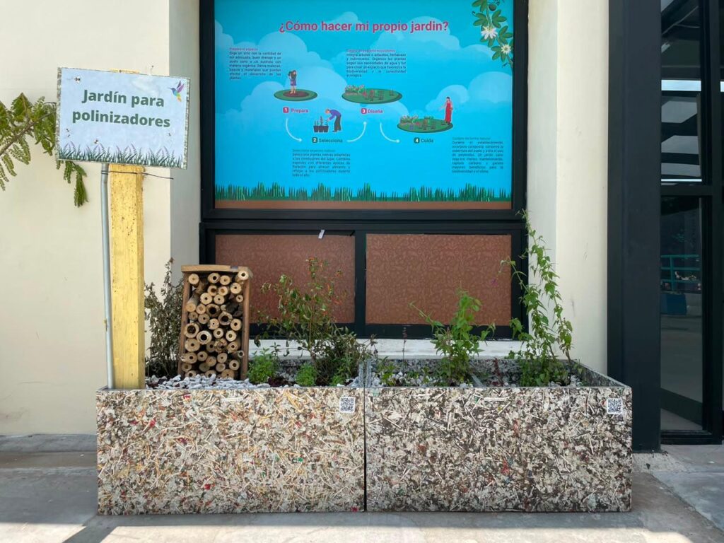 Muebles con basura del Mundial en CDMX