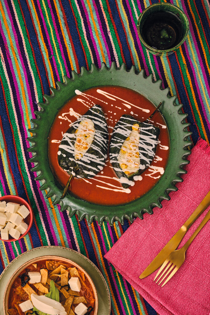 chiles rellenos de queso con elote y crema
