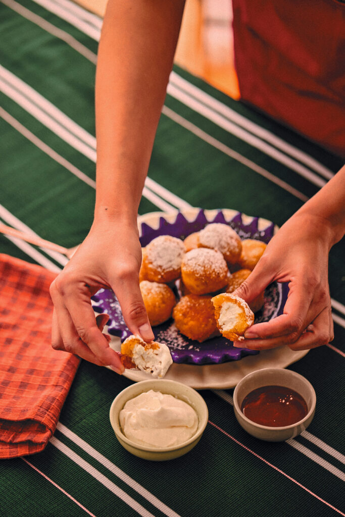 Bolitas dulces de plátano y queso.