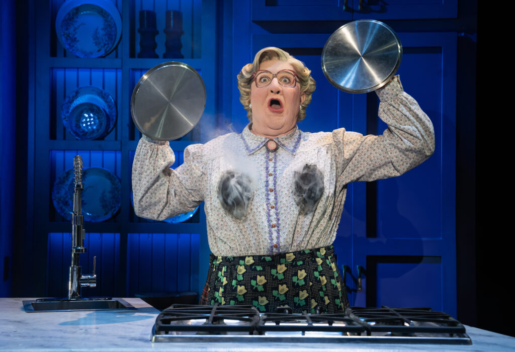 La comedia combina el humor clásico de la película con situaciones cómicas aceleradas por el ritmo característico de las producciones de Broadway.