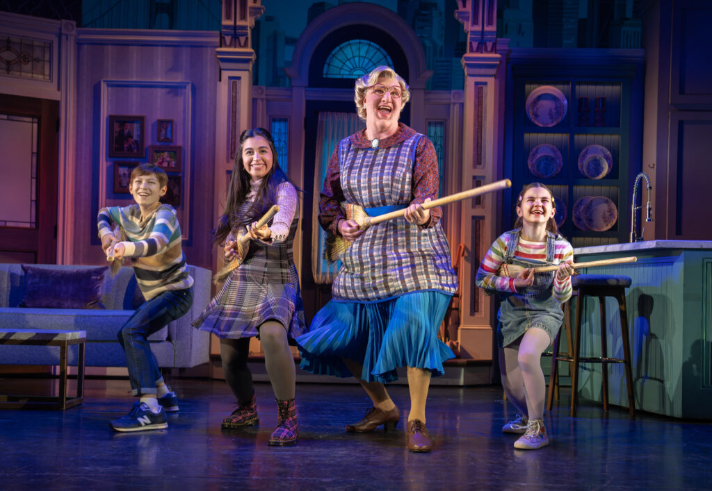 Los dinámicos números musicales del show muestran el estrecho vínculo y la complicidad que nace entre la Sra. Doubtfire y los hermanos Hillard.