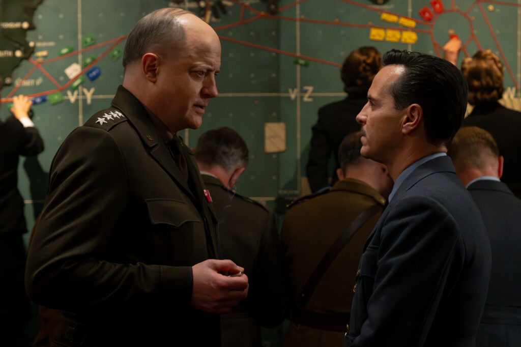 Brendan Fraser y Andrew Scott reviven la tensión militar frente a los mapas de estrategia.
