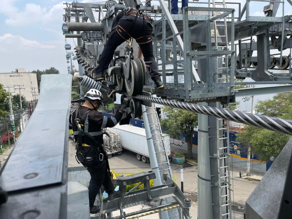 Trabajos de mantenimiento del Cablebús a cargo de la empresa Doppelmayr