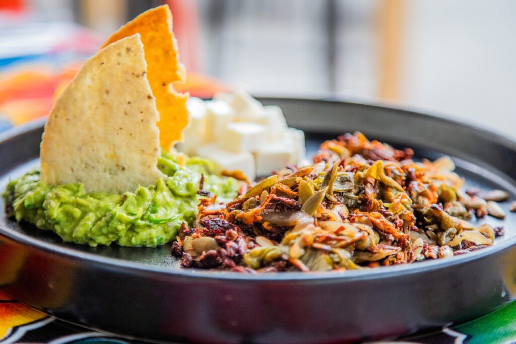 platillo de chapulines con guacamole de Barra Alipús en el centro de Tlalpan
