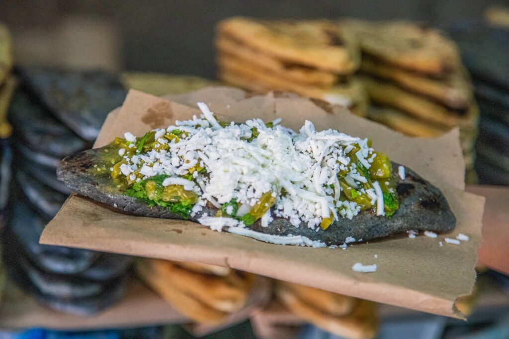 tlacoyo con nopales y queso
