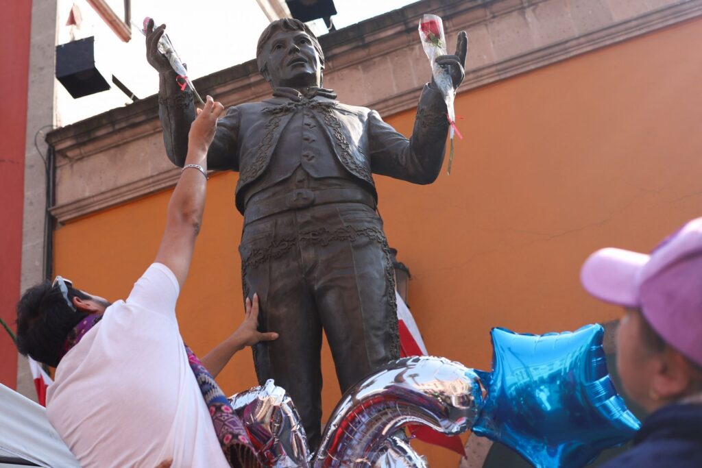 estatua de Juan Gabriel en Garibaldi