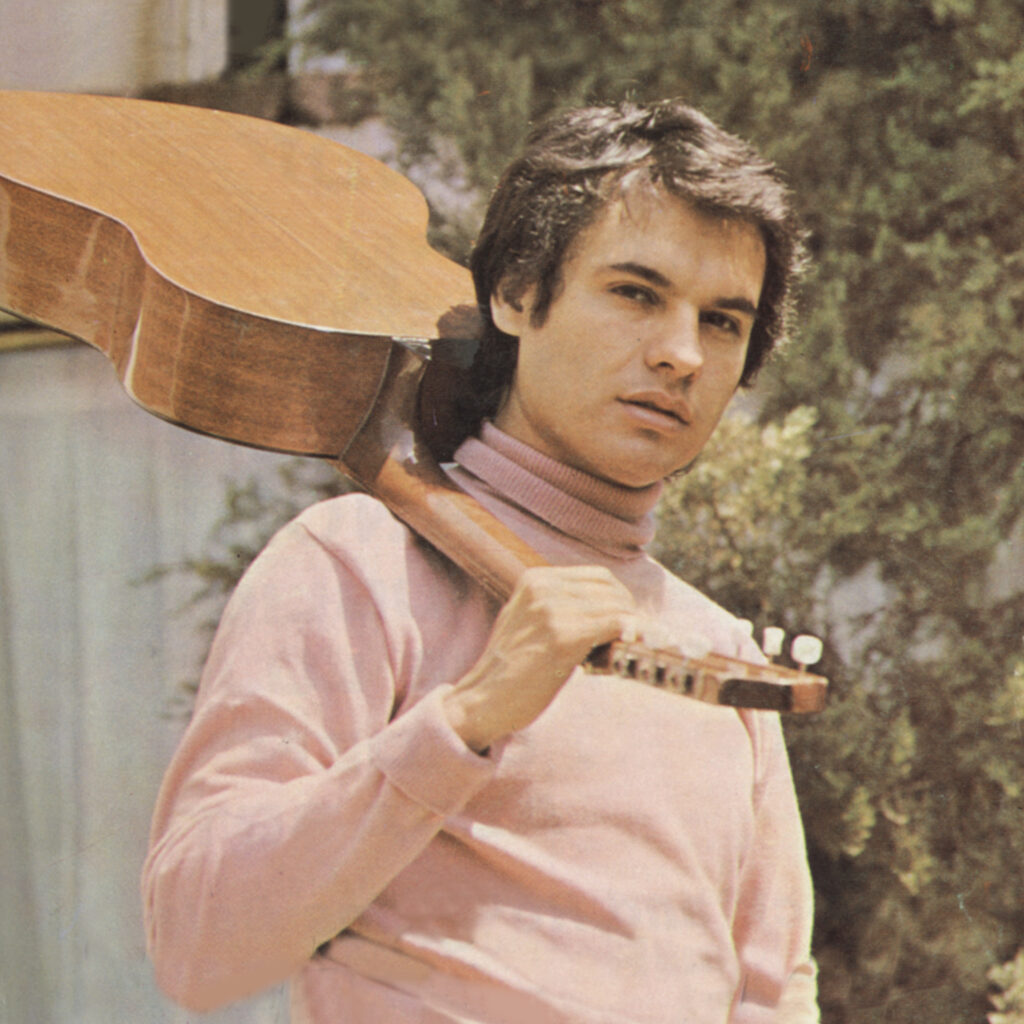 juan gabriel de joven con su guitarra