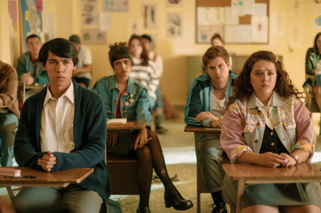 protagonistas de la serie Nadie nos va a extrañar en una escena en el salón de clases