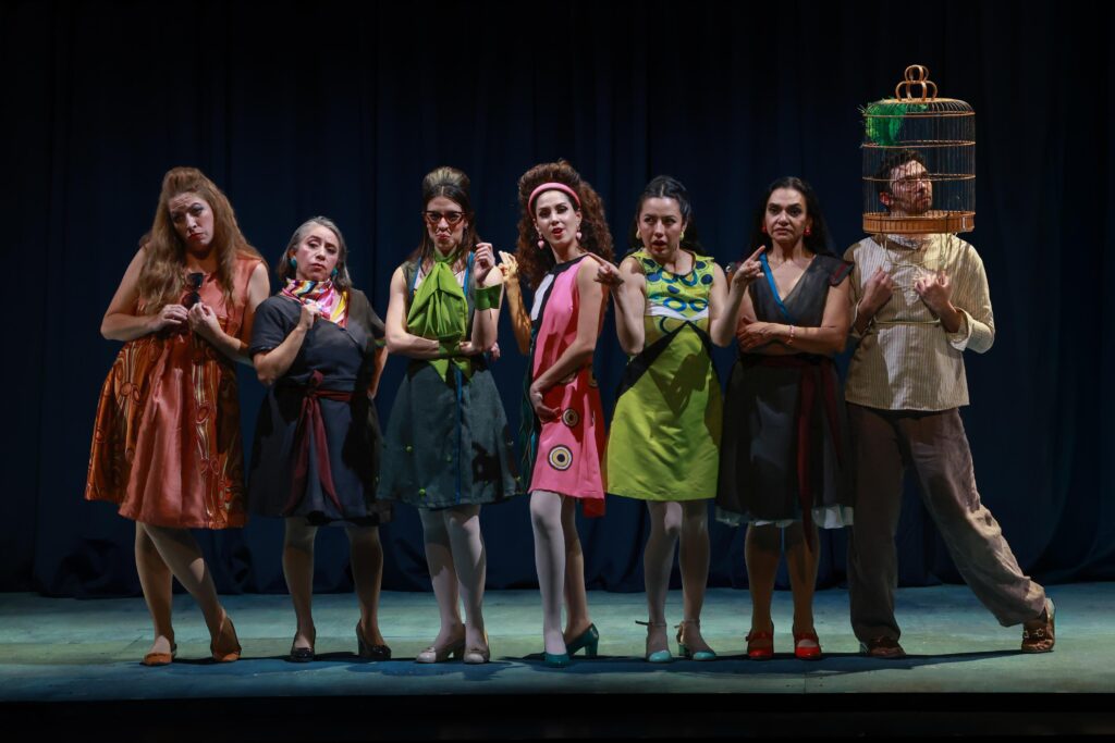 actrices en el escenario de la obra de teatro El eterno femenino