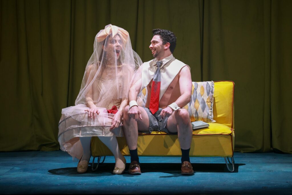 actores en el escenario de la obra de teatro El eterno femenino basada en la obra de Rosario Castellanos