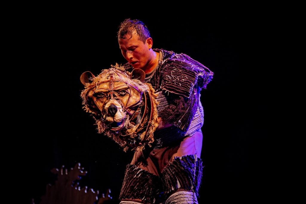 Obawi, un gran oso plateado, personaje de la obra de teatro (Solo) un bosque.