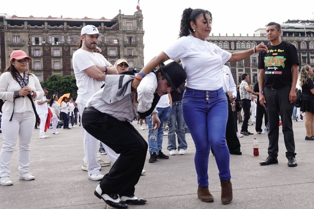 pareja de baile sonidero en la explanada del Zócalo de la CDMX