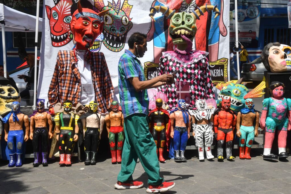 Luchadores, máscaras y figuras artesanales se alistan para llenar de color la Alameda Santa María la Ribera.