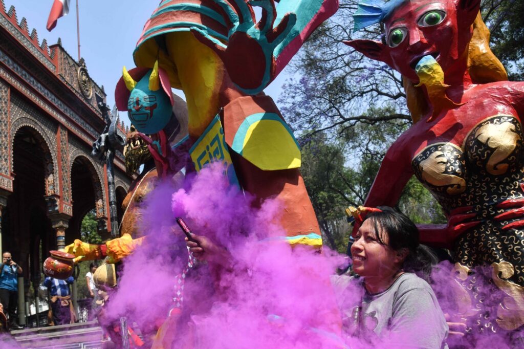 Figuras monumentales y fiesta de color le dan la bienvenida al Festival de la Cartonería en la CDMX.