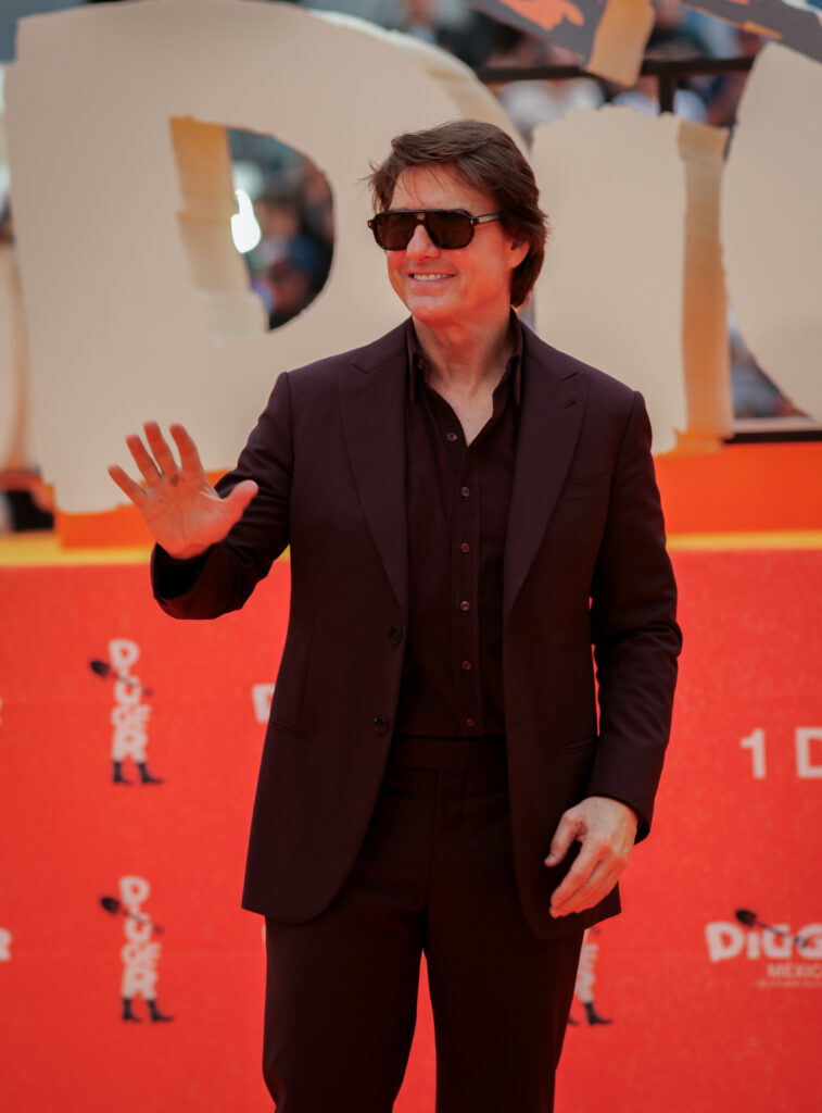 Tom Cruise saludó al público durante su recorrido por la alfombra roja de Digger.