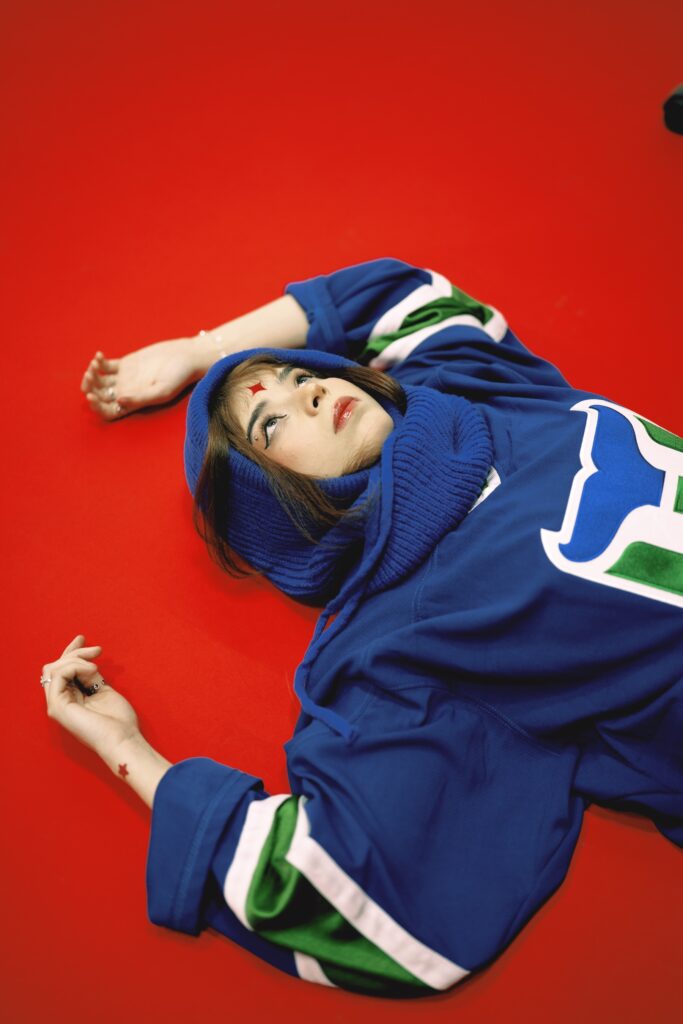 retrato de Bratty usando una sudadera azul marino