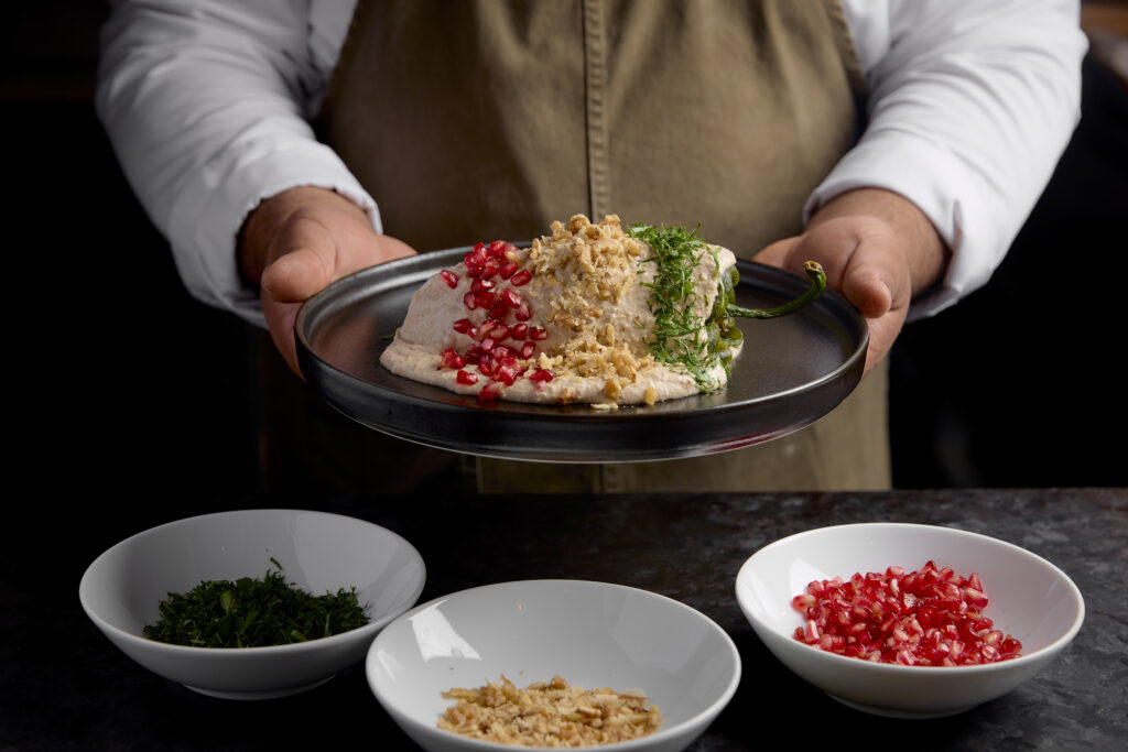 chef con chile en nogada servido en un plato