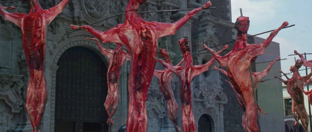 escena de crucifijos con cadáveres de animales desfilando afuera de la Catedral Metropolitana