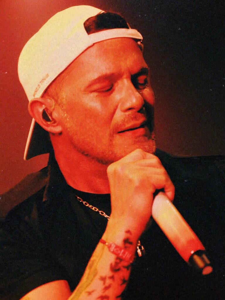 retrato de Alejandro Sanz usando gorra