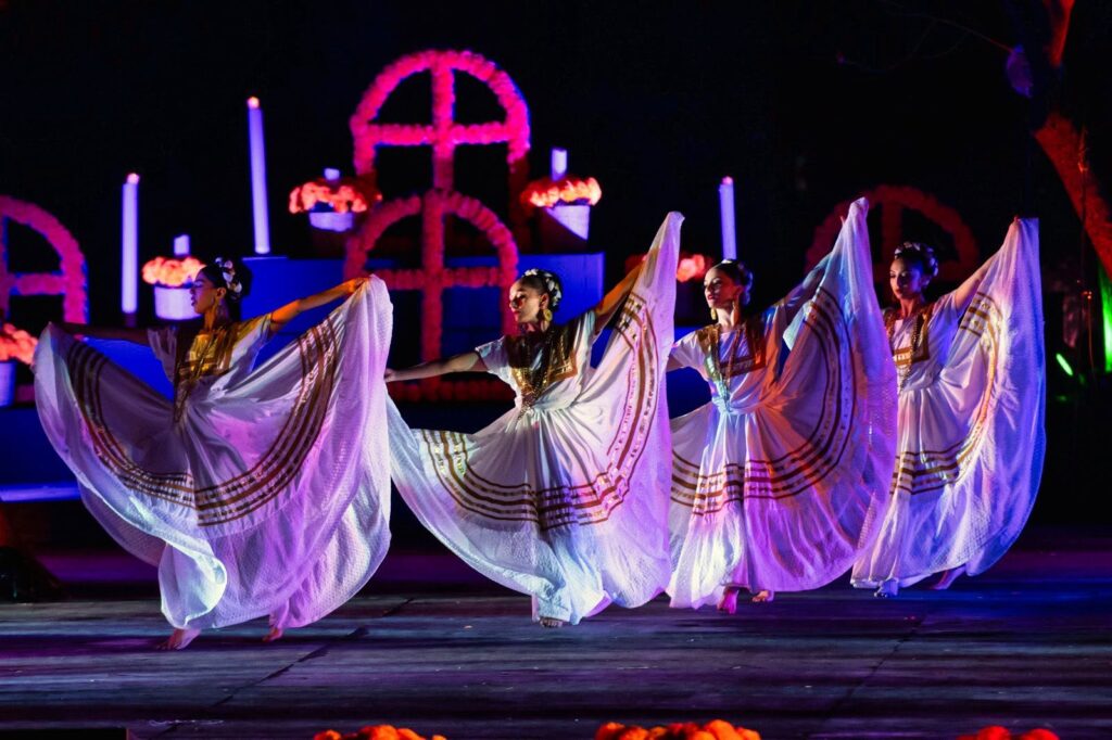 bailarinas del Ballet Folklórico de México en el Bosque de Chapultepec