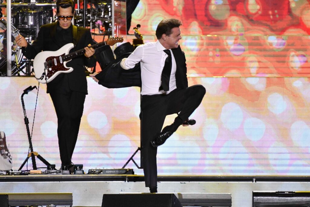 Luis Miguel, cantautor mexicano, durante su presentación está noche en el Estadio GNP Seguros como parte de su gira 2024.