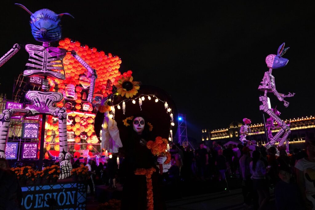 墨西哥城宪法广场亡灵节祭坛定档10月29日 32米巨型卡特里娜骷髅向波萨达致敬