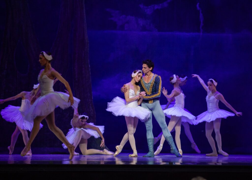 Odette y el príncipe Sigfrido destacan al centro del escenario rodeados por el cuerpo de baile en el ensayo de El lago de los cisnes.