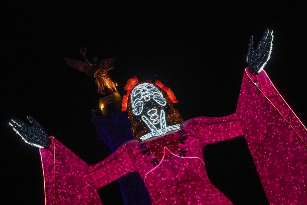 Esculturas luminosas de Día de Muertos en CDMX