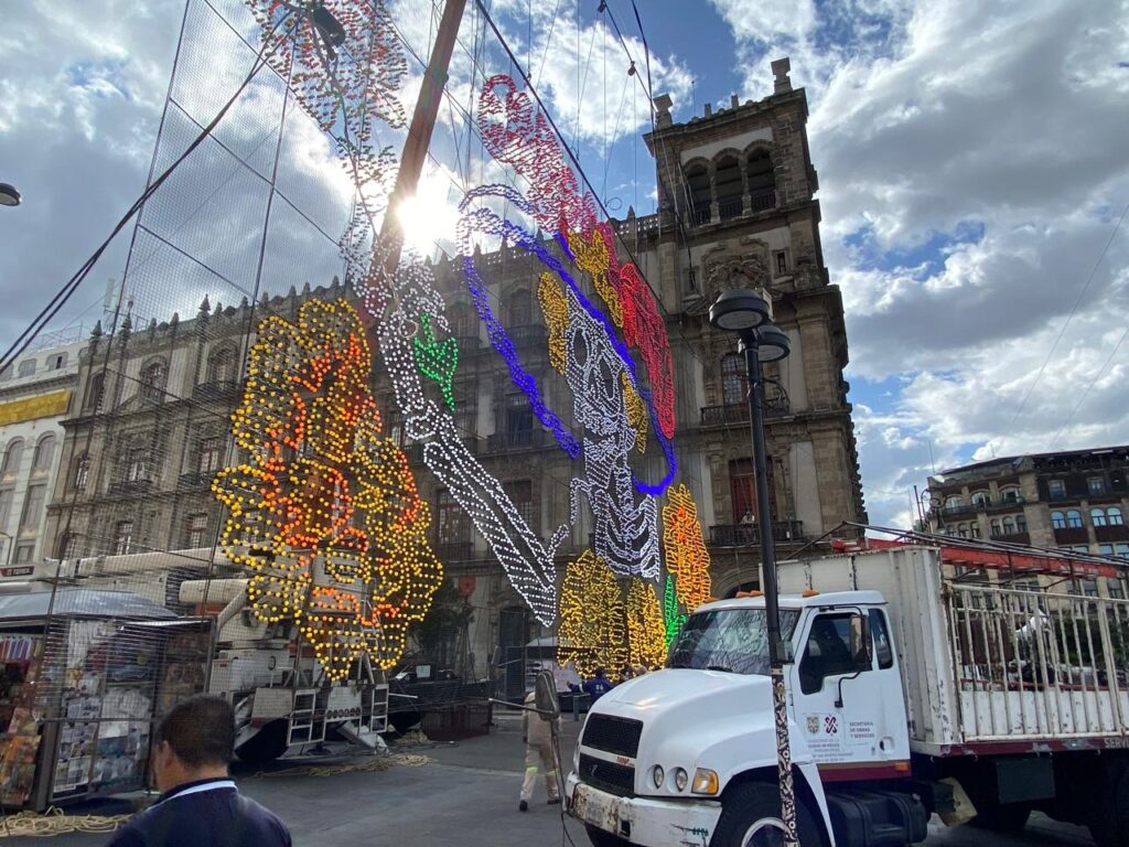 Alumbrado decorativo de Día de Muertos en el Zócalo