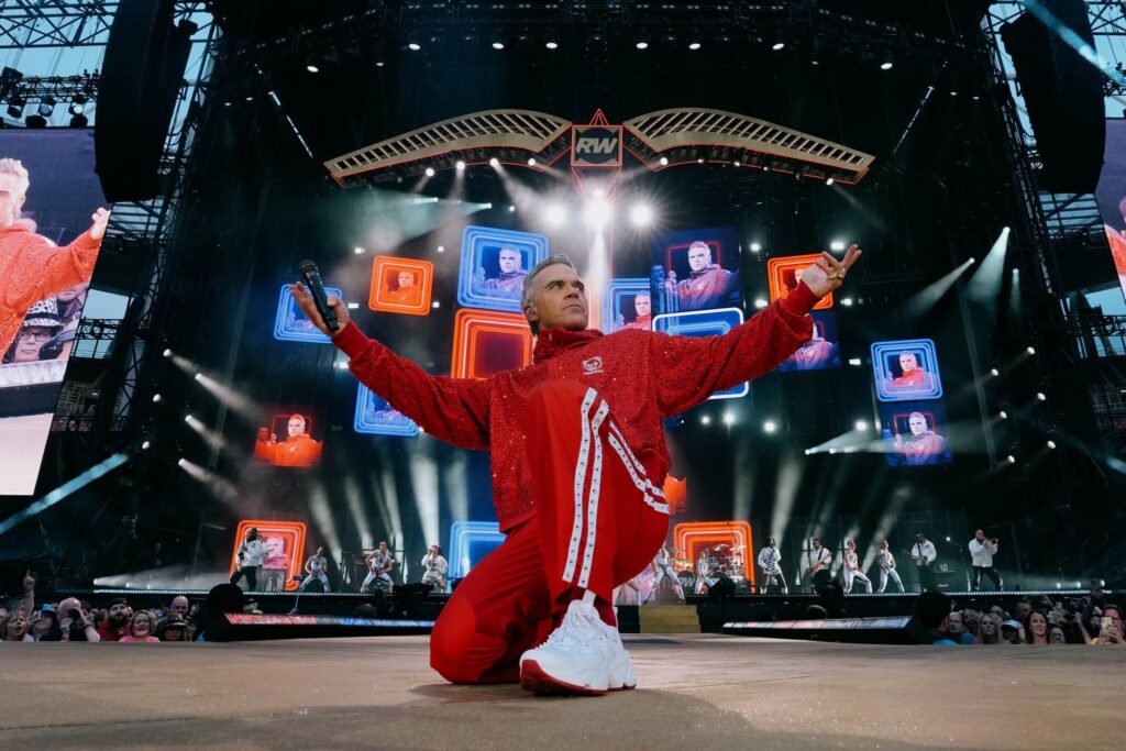 Con su característico estilo irreverente, el rey provocador del pop está listo para hacer retumbar el Palacio de los Deportes.