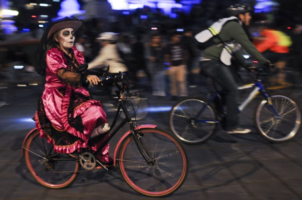 Paseo Nocturno de Día de Muertos