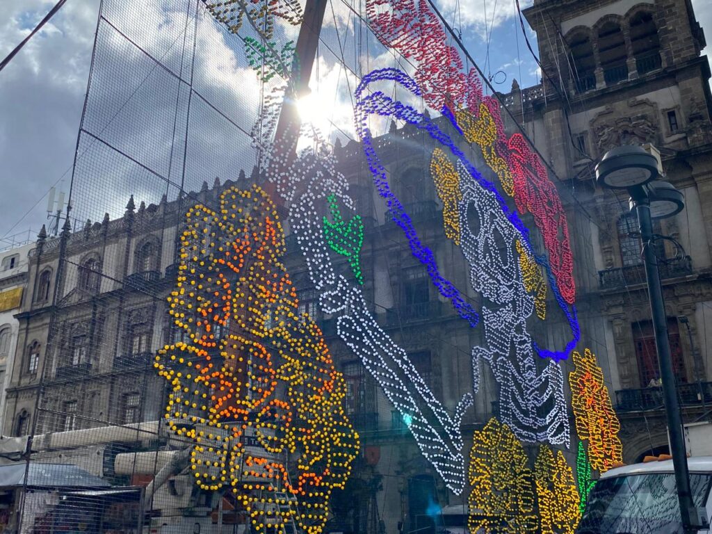Alumbrado decorativo de Día de Muertos en el Zócalo 2026