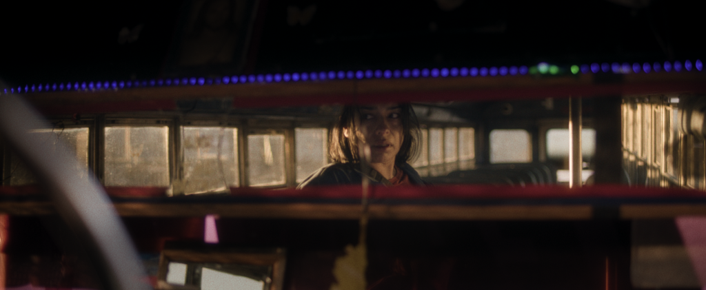La cazadora explora la tensión y el temor cotidiano que enfrentan las trabajadoras en sus trayectos en transporte público.