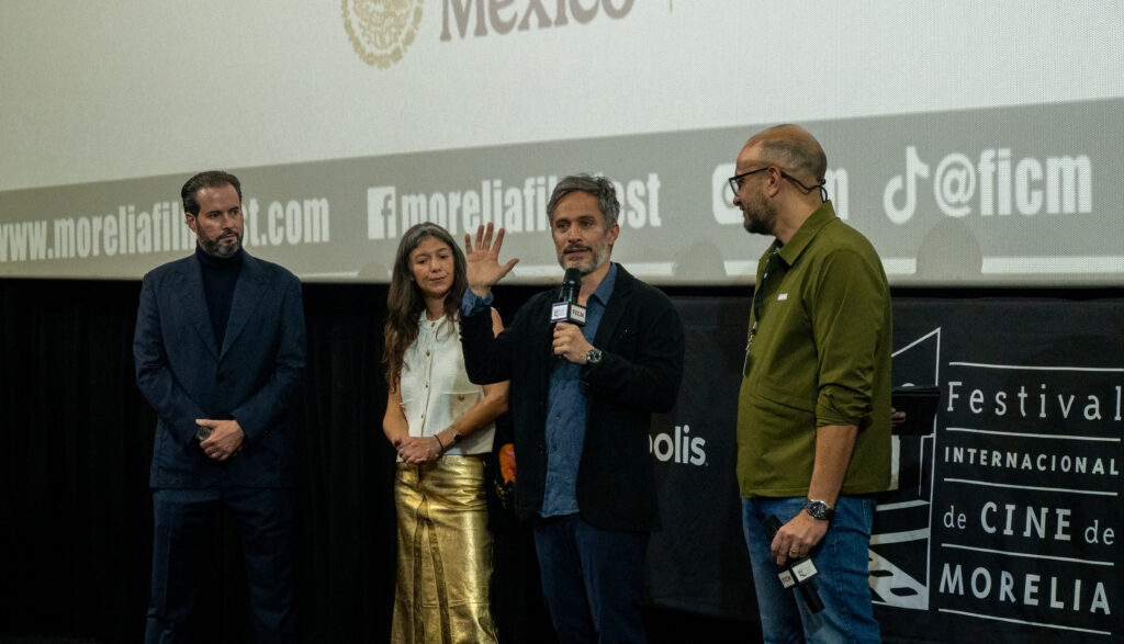 Gael García presento "Hombre al agua".