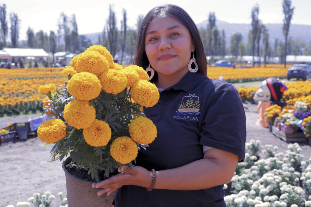 Jessica Pérez Ortiz, productora de Xochilplant, un proyecto reabrió una chinampa que permanecía inactiva por inundaciones.