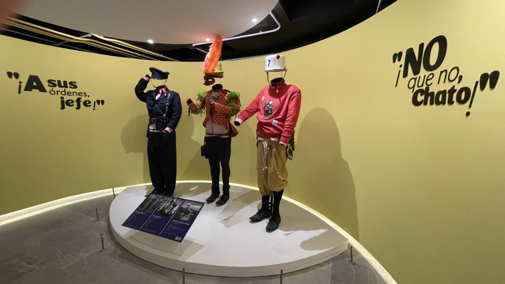 Indumentaria histórica y frases célebres del personaje que forman parte de la exposición permanente en el Museo de Cantinflas.