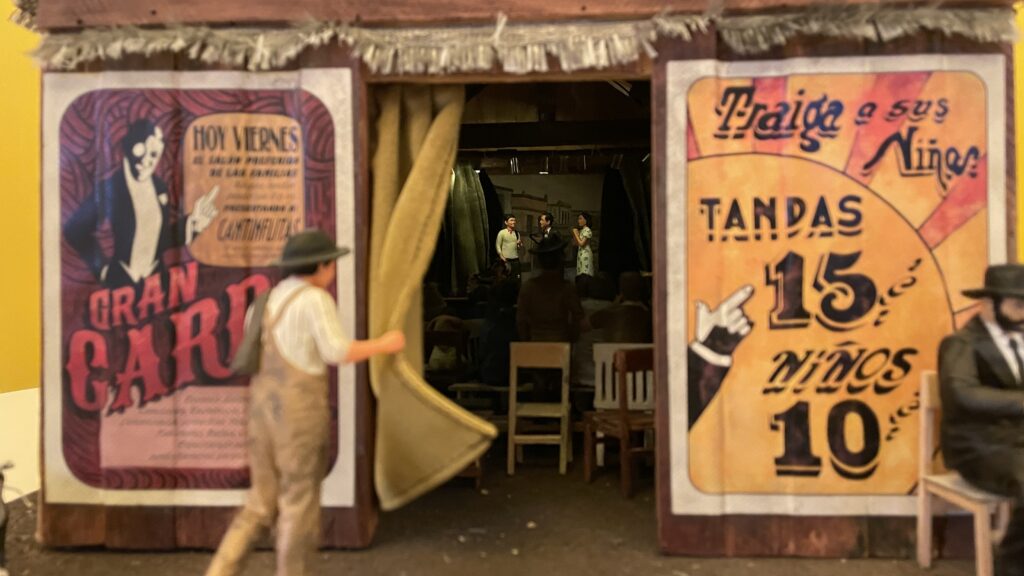 Recreación de las carpas itinerantes que vieron nacer los inicios artísticos de Mario Moreno Cantinflas.