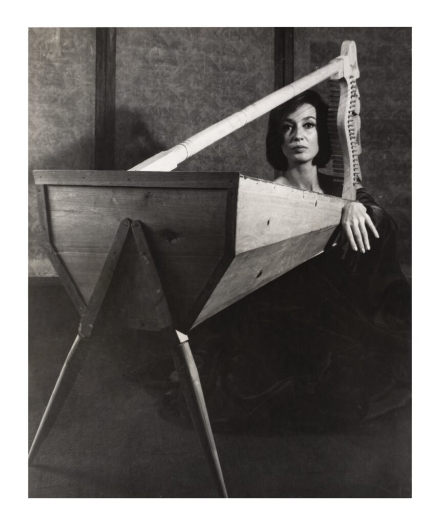 Kati Horna. Sin título, de la serie “Impromptu con arpa”, (1962)
