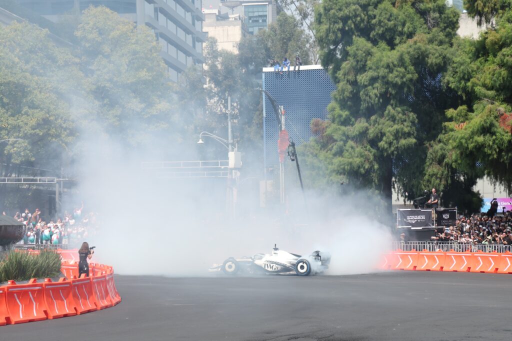 Checo Pérez en Paseo de la Reforma