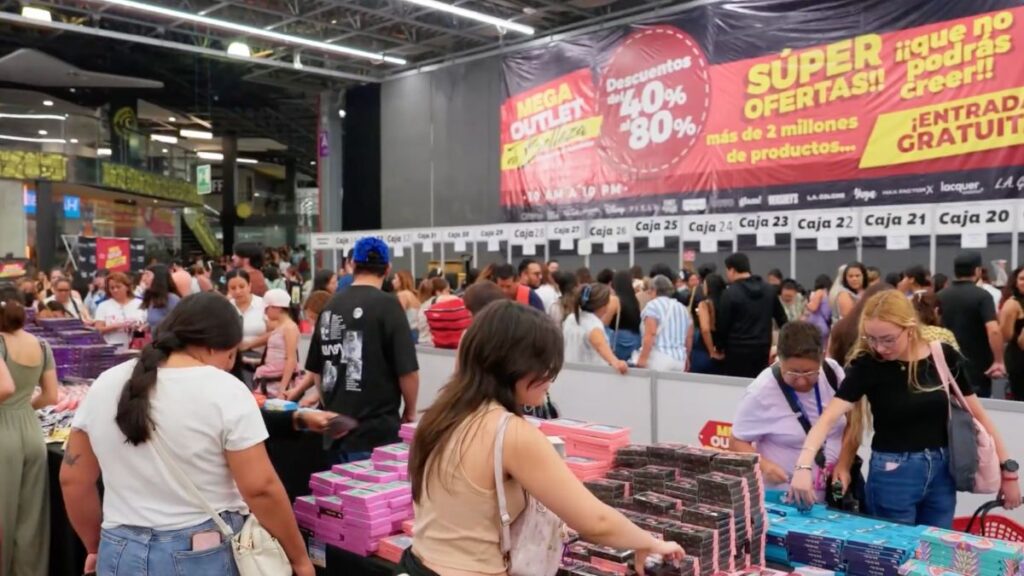 personas comprando en el mega outlet de belleza cdmx