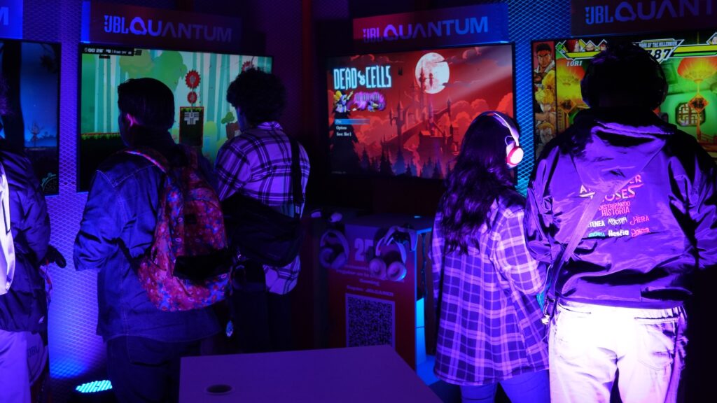 personas jugando videojuegos