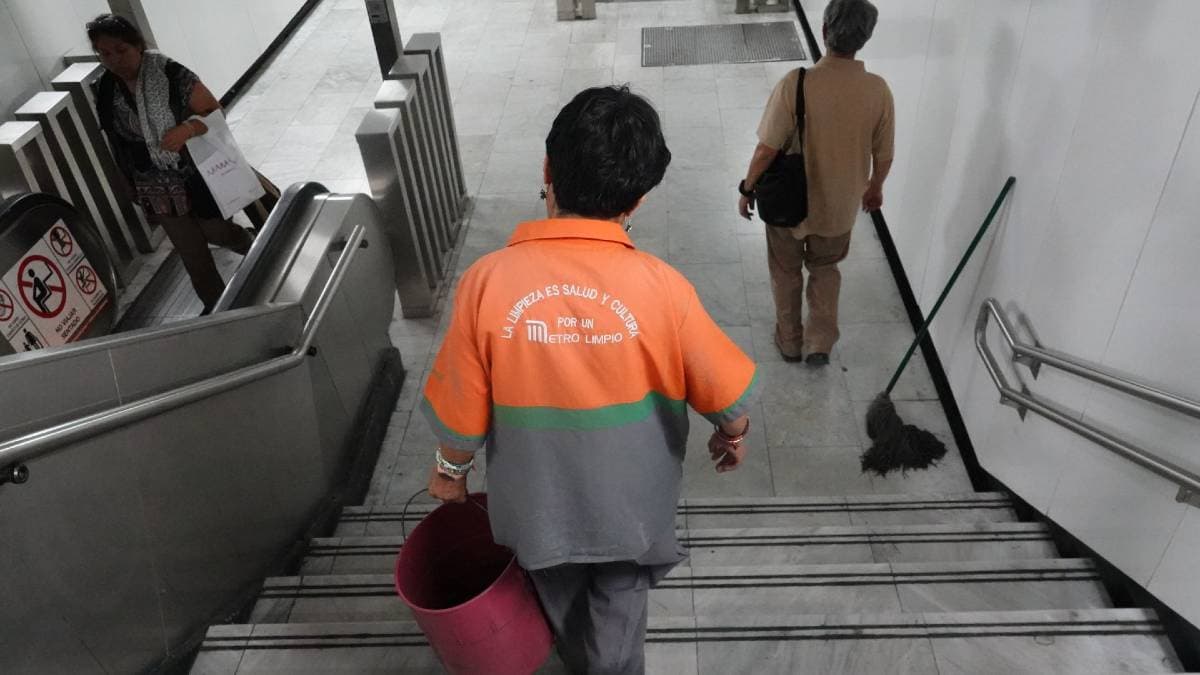 Chilango - Metro de CDMX: así es el trabajo del personal de limpieza ...