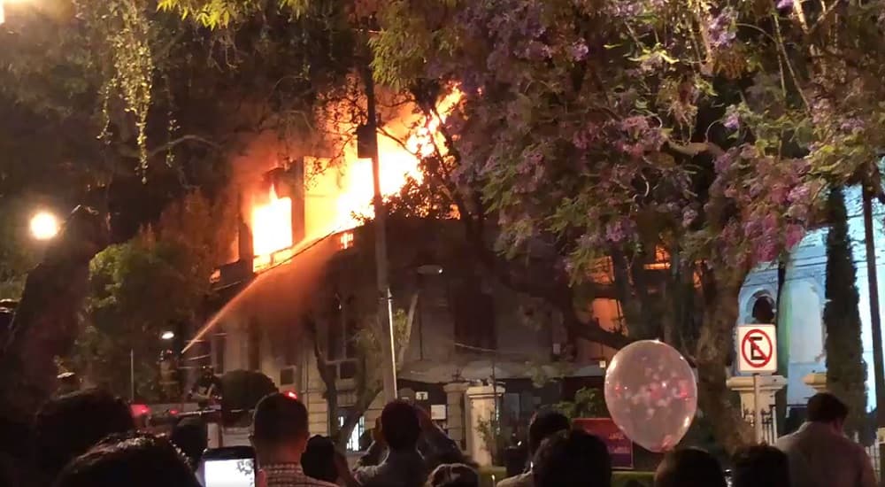 La noche de este miércoles 25 de abril se registró un incendio en la Universidad de Londres campus Luis Cabrera. Los bomberos ya controlaron la situación.