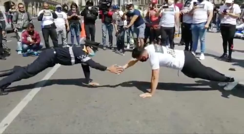 policía haciendo lagartijas
