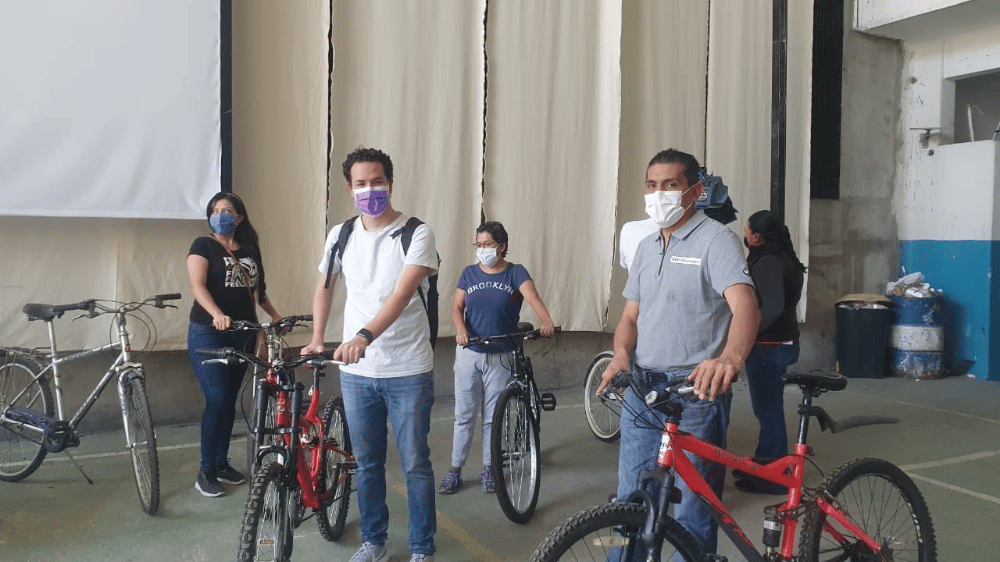 donan bicicletas a personal de salud