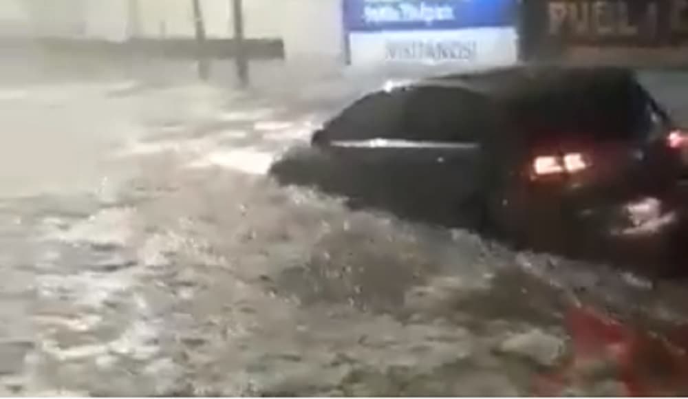 Fuerte lluvia deja inundación en la Ciudad de México.