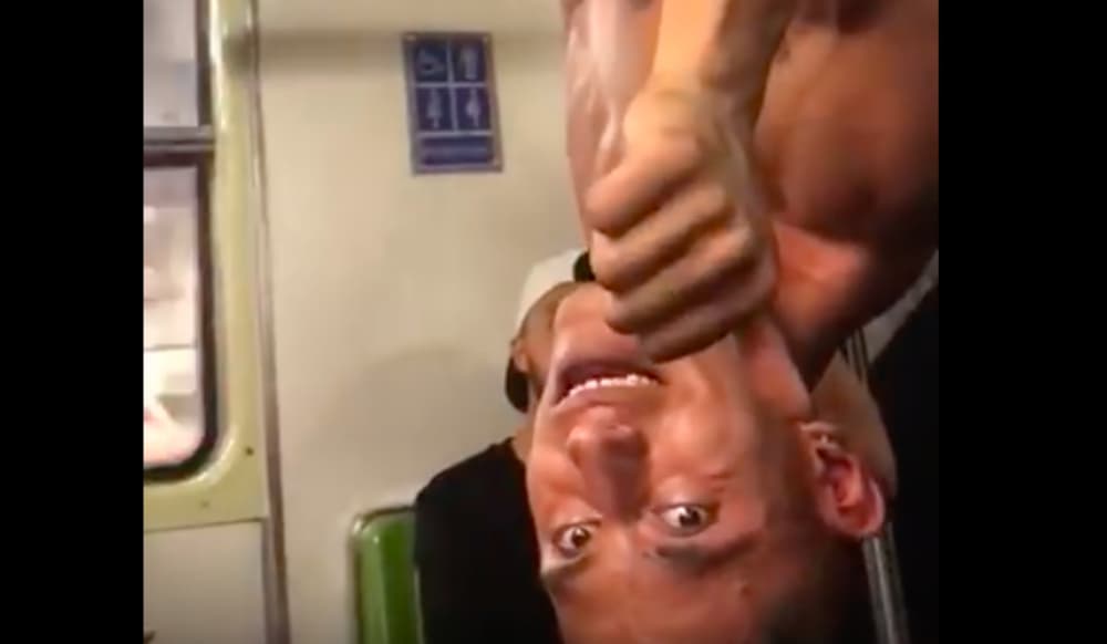 gimnasta en el metro