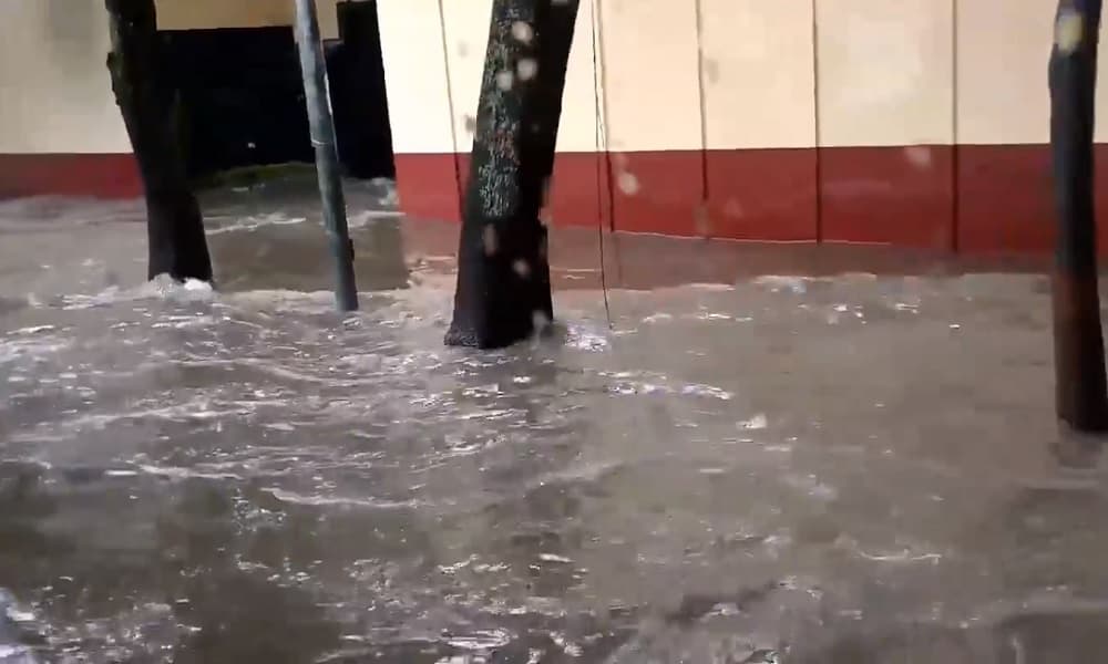 Lluvia deja inundaciones en la Ciudad de México, especialmente al sur