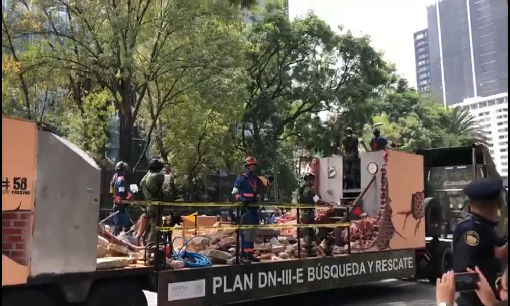 Causa desconcierto carro alegórico de la Sedena en desfile militar