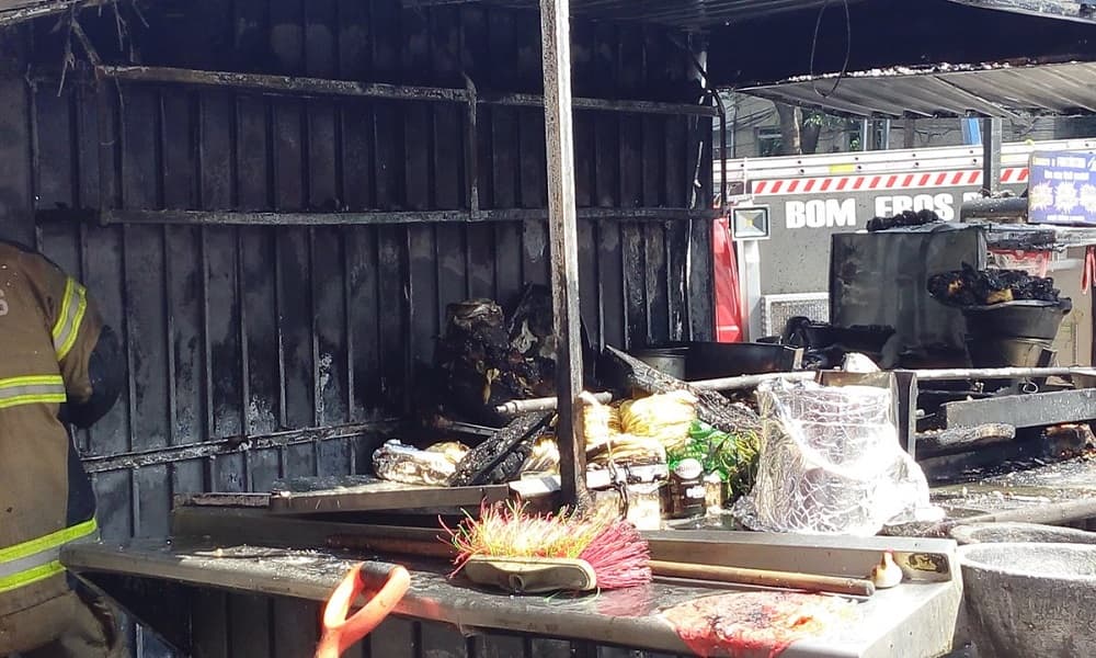 Controlan incendio en un puesto ambulante afuera de Metro Chilpancingo